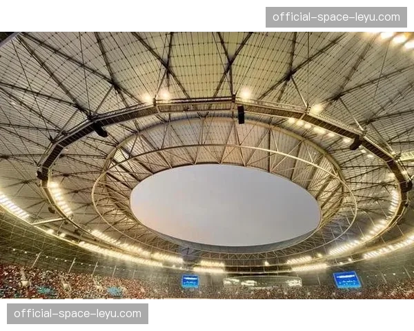 现场:成都凤凰山专业足球场再度响起万人合唱。