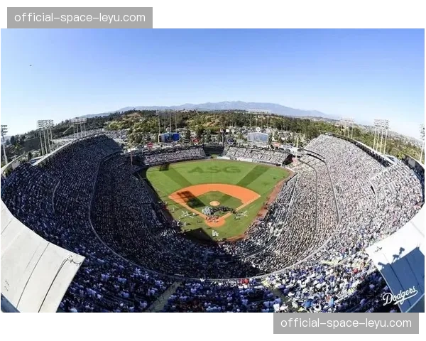MLB比赛中突发小型地震，比赛暂停两分钟，球员观众均感震感